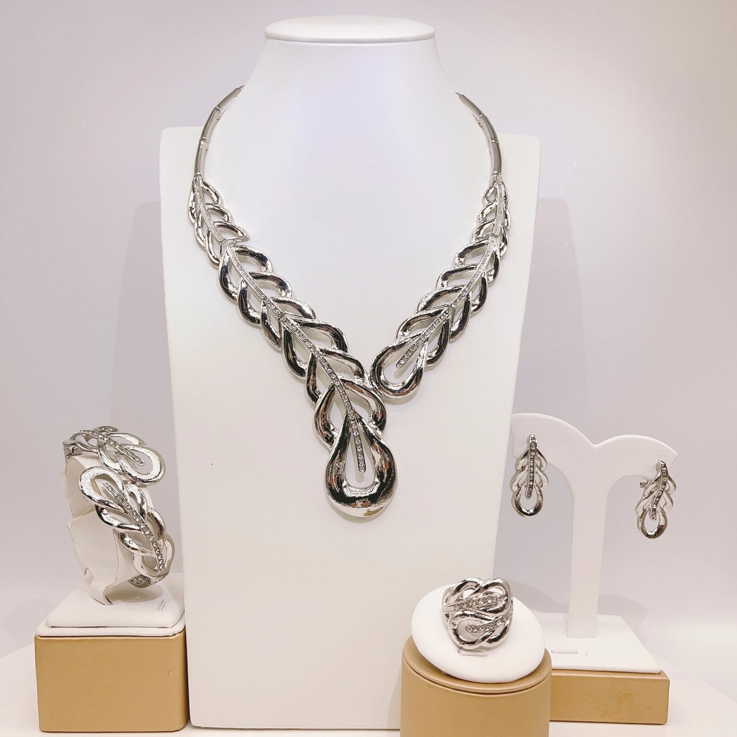 Zhuerrui Hot Selling Gold Jewelry Sets Simple Silver Drop Beads Necklace Jewelry Set Latest Woman Pendant Accessories HA23256