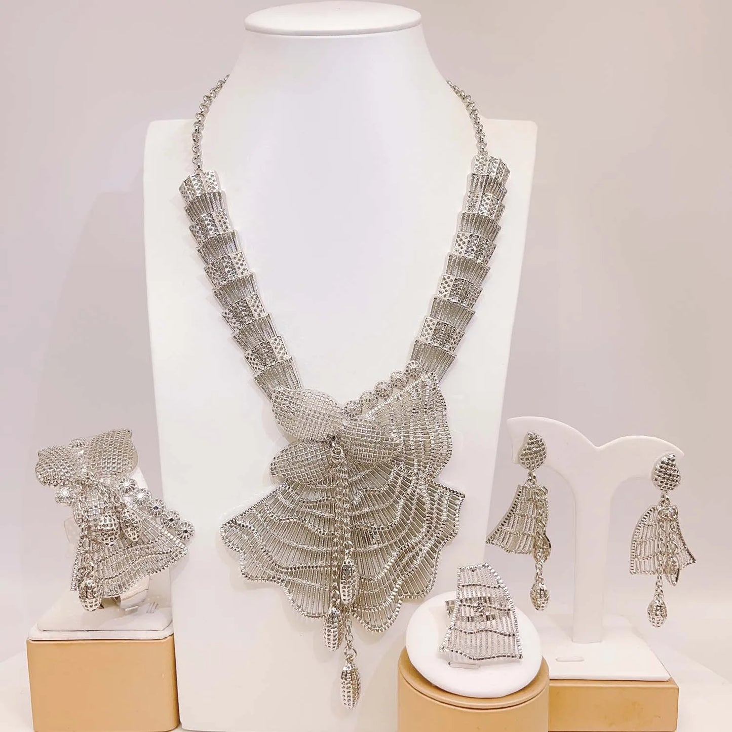 Zhuerrui Exquisite Accessories Good Jewelry Sets Fashion Silver Necklace Jewelry Set High-end Woman Costume Pendant H00745