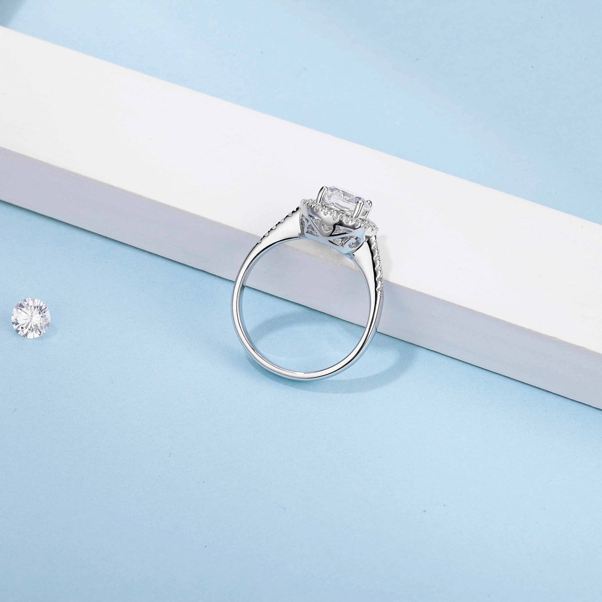 ArtistA Light Luxury S925 Silver Round Brilliant Cut White Moissanite Necklace Ring Earrings Halo Design Jewelry Set for Women