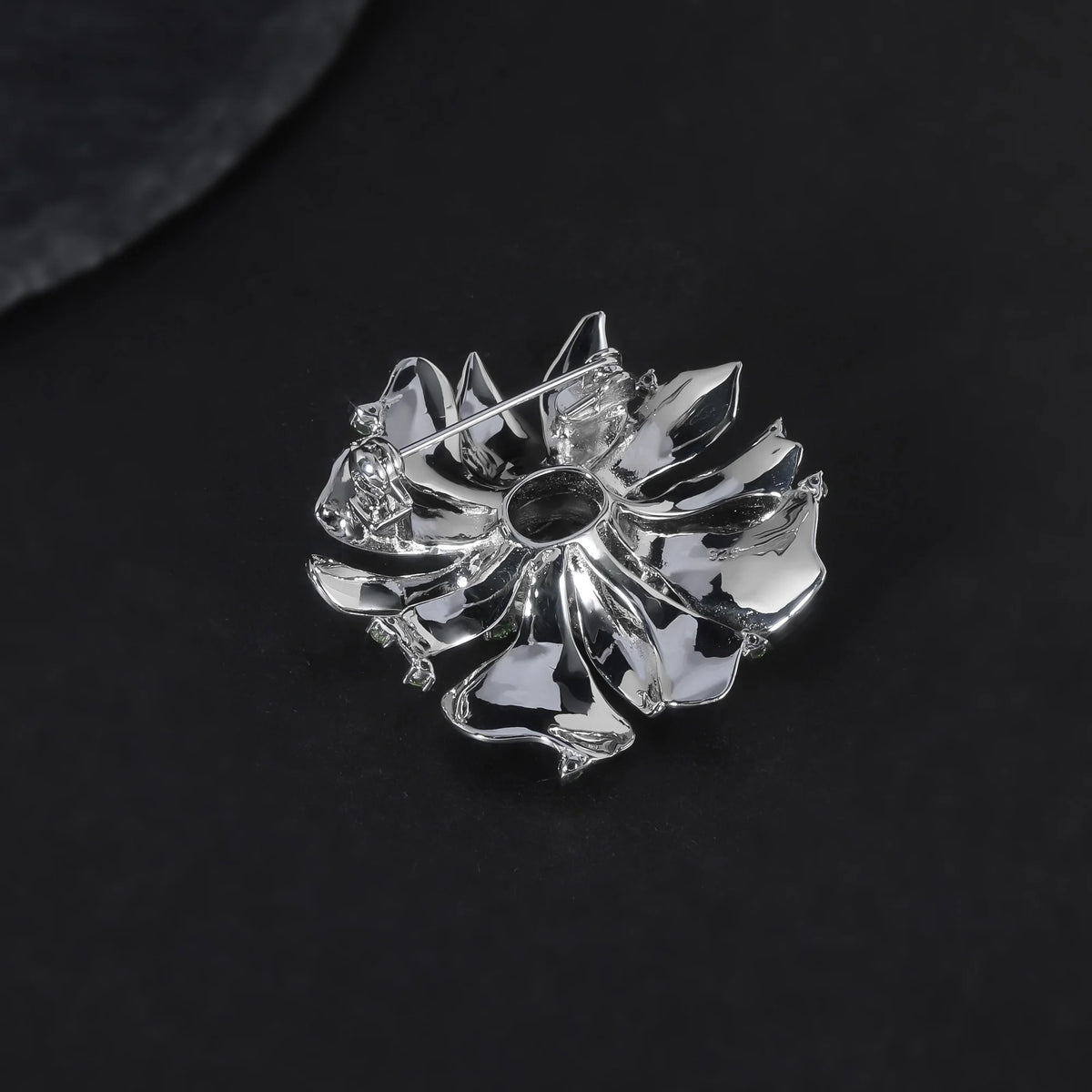 ArtistA Delicate Exquisite 925 Sterling Silver Natural Green Amethyst Blossom Flower Brooch Pin Peony Brooches for Clothing Decor