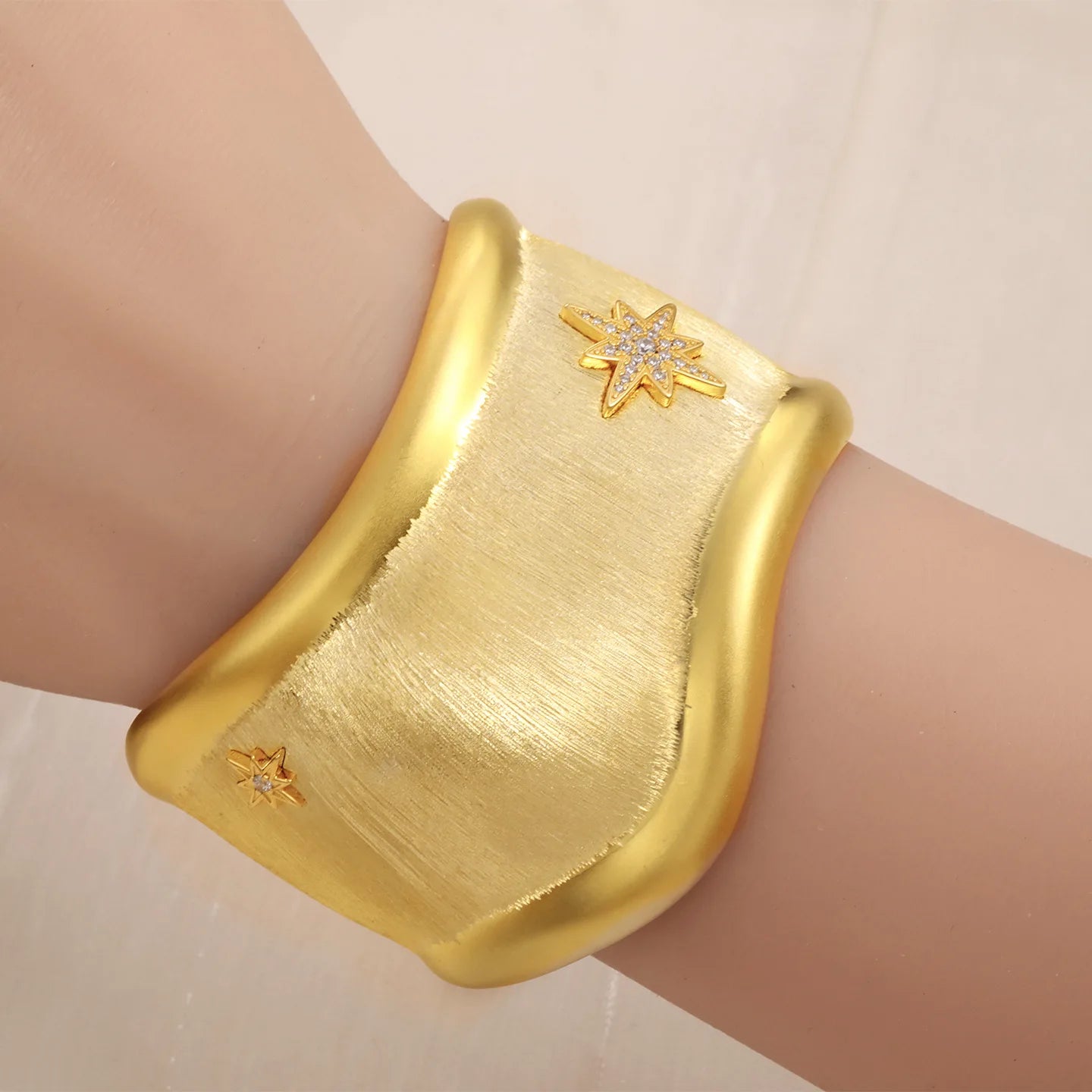 MuShan Jewelry Factory Italian Craftsmanship Eight-pointed Brushed Bracelet for Women with Diamond-encrusted Six-pointed Hands