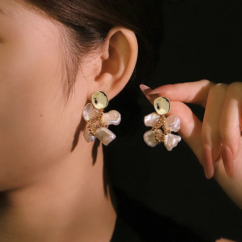 Baroque Pearl Copper Bead 4-Petal Flower Pendant Earrings 18k Gold Plated Luxurious Earrings for Banquet Wedding Wife GE1816