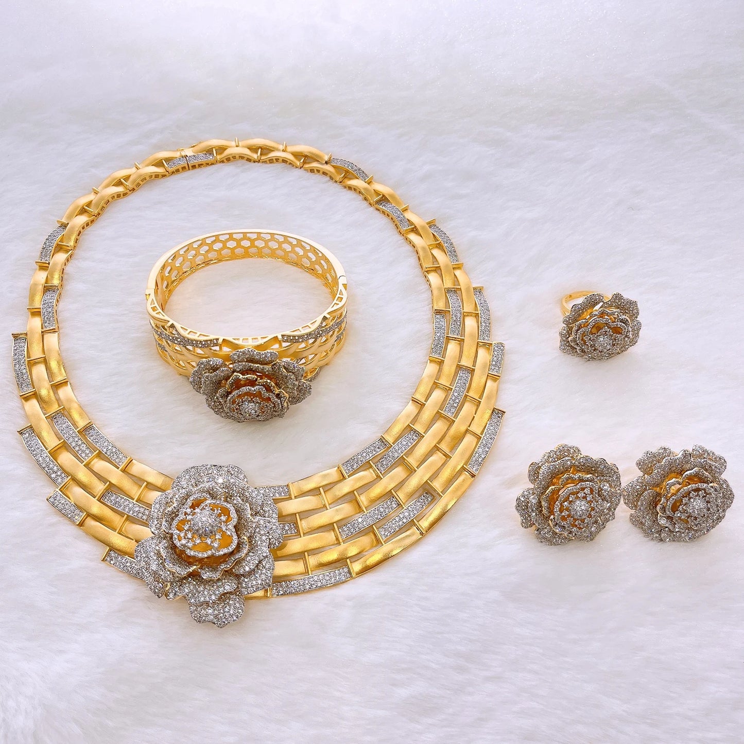 Zhuerrui New Design Sense Jewelry Set American High-end Diamond Series Ladies Classic Inheritance Wedding Four SetsHZ24013224
