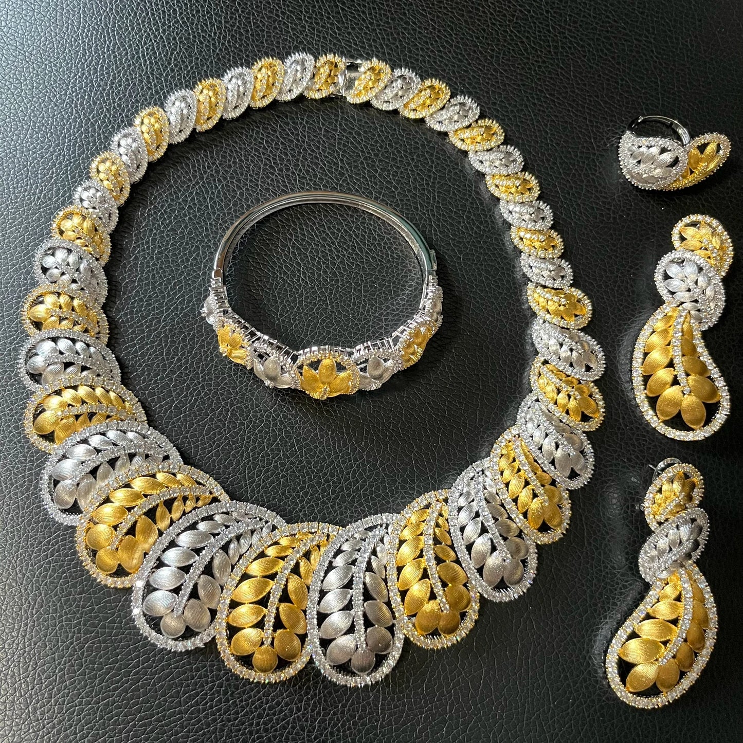 Zhuerrui New Design Sense Jewelry Set American High-end Diamond Series Ladies Classic Inheritance Wedding Four SetsHZ24745217