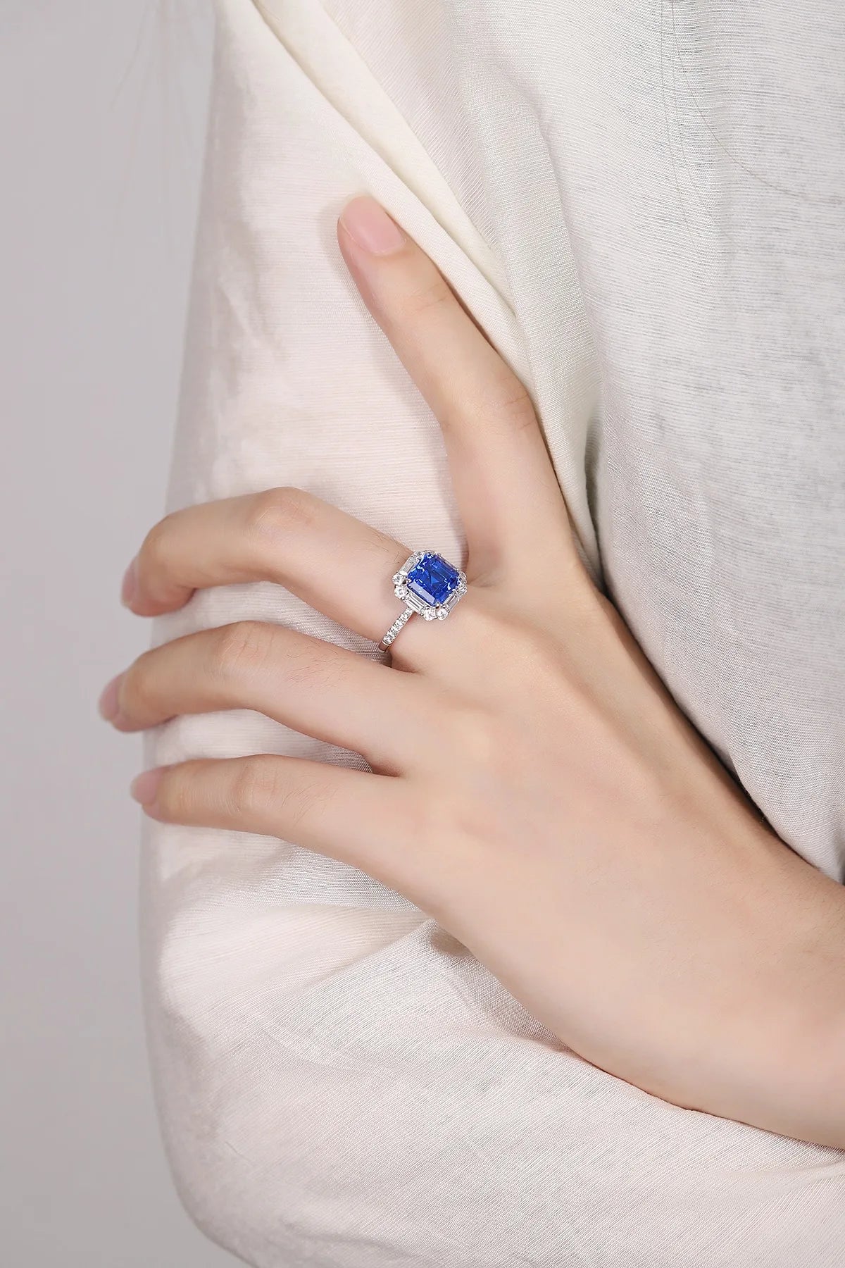 Gemfiori S925 Silver Cultivated Cobalt sharp Crystal Ring Main Stone: 3.31CT Side Stones: 1.62 CT Weight: 3.78 g