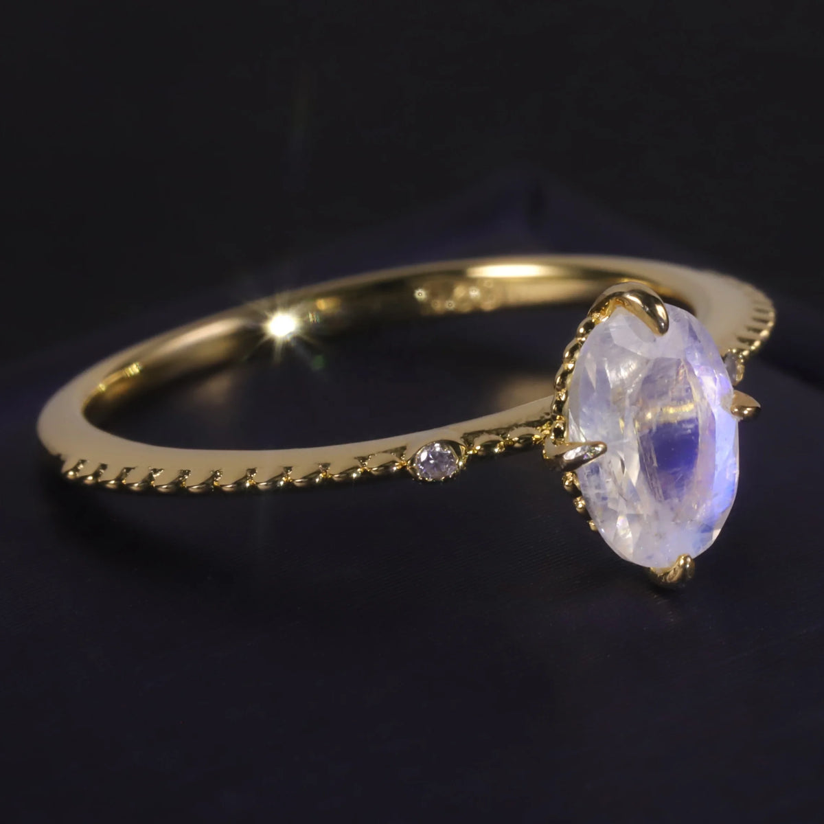 ArtistA OL0907 Abiding Minimalist Tiny Moonstone Gemstone 925 Silver Wedding Unique Stackable Milky Blue Moonstone Ladies Finger Rings