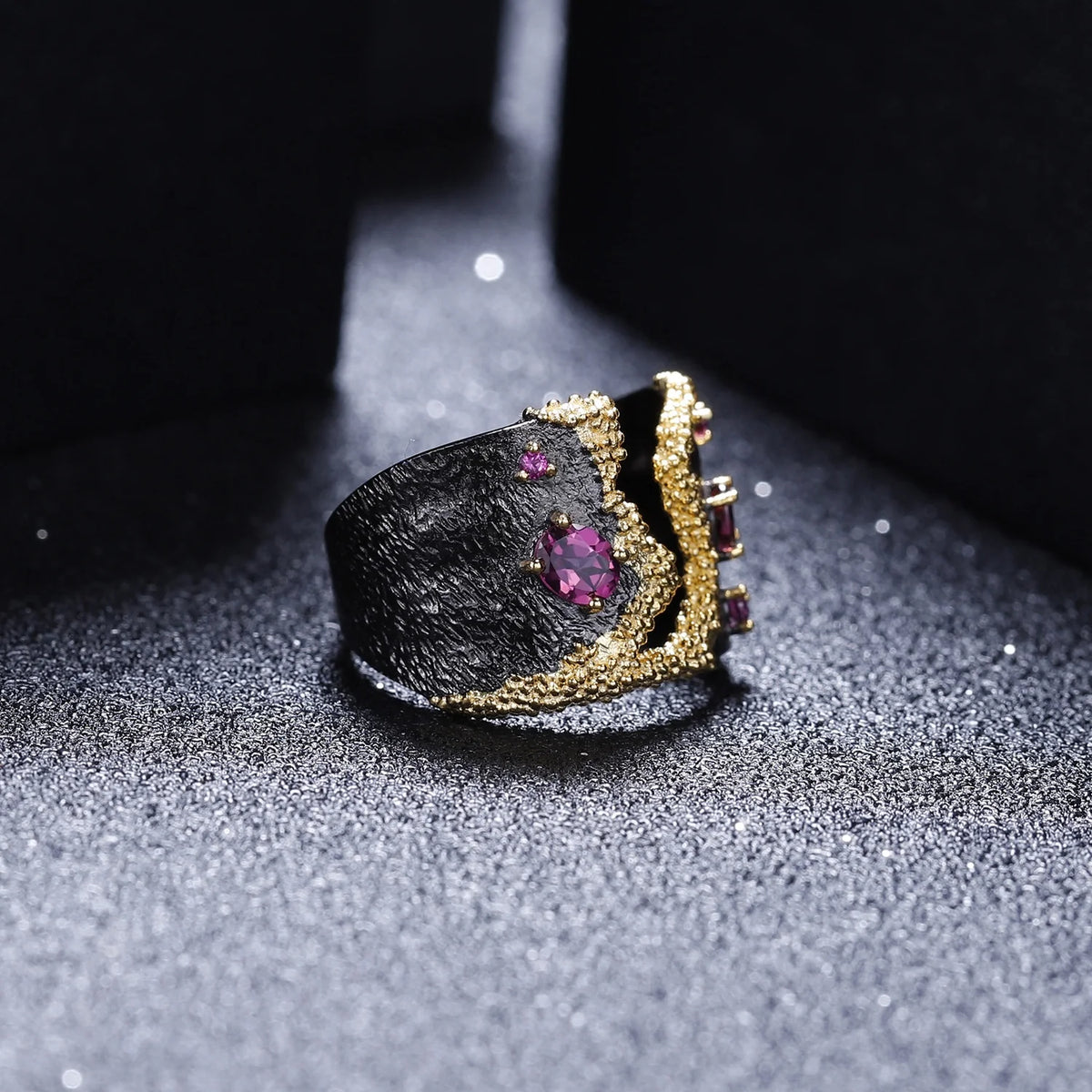 ArtistA C7928 Abiding Vintage Exclusive Design Black Gun Plated 925 Sterling Silver Red Garnet Gemstone Ring with 2 Tone Design