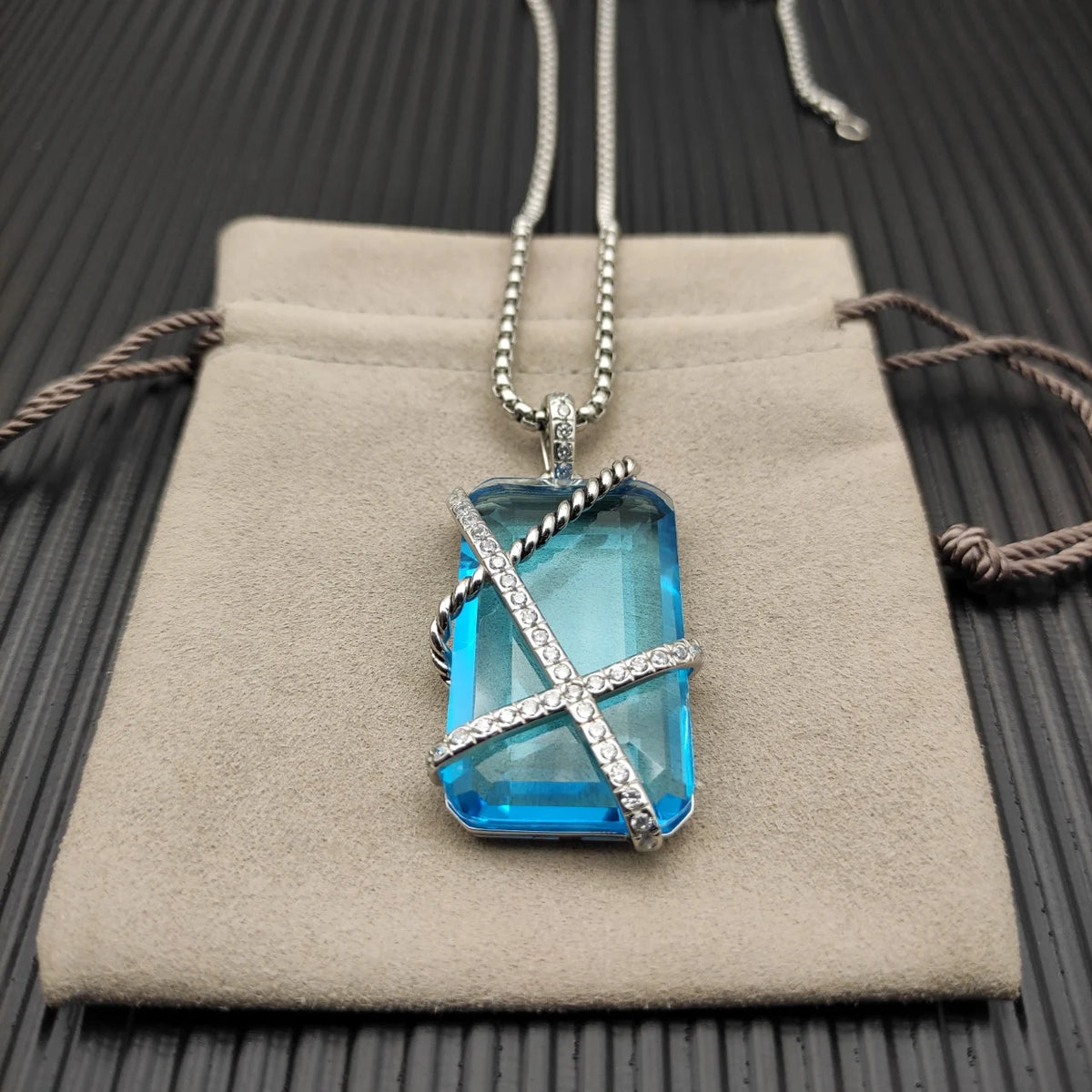 DY High-Quality Silver-Plated Diamond-Embellished Necklace, Colored Gemstone Necklace. Jewelry Wholesale.