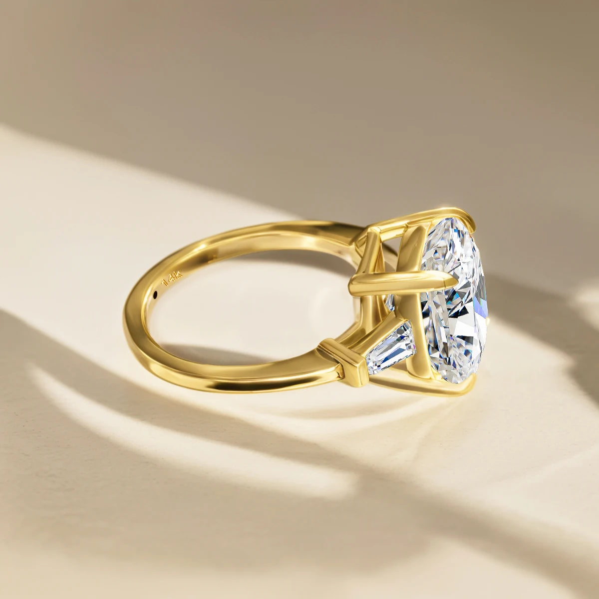 Gioiellieri Fine Jewelry Supplier Woman Engagement Wedding Gift Hollow 14K Gold Diamond 8ct Cushion 3 Stone Moissanite Rings