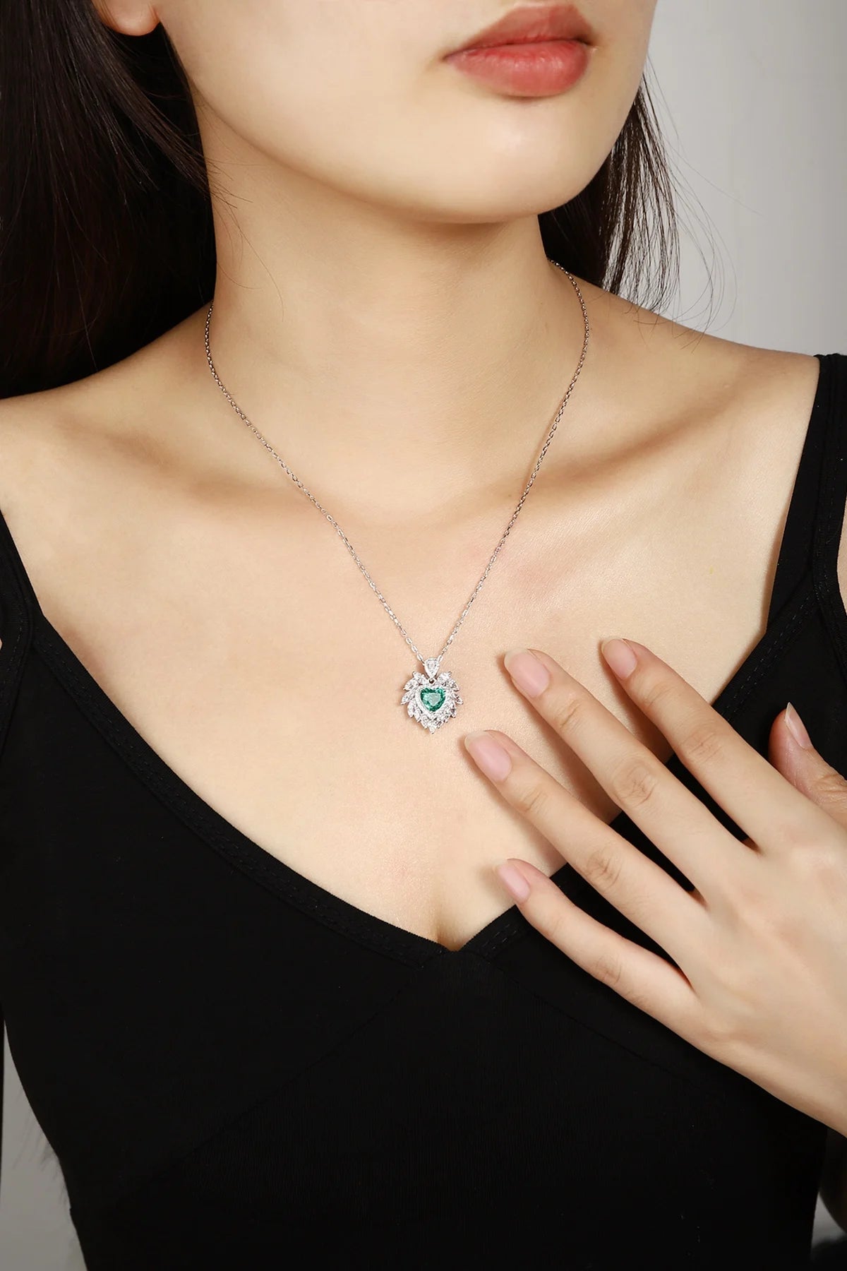 Gemfiori Anster 925 Sterling Silver High-quality Cultivation Lab Grown Emerald Necklace - Suitable for Parties or As a Gift
