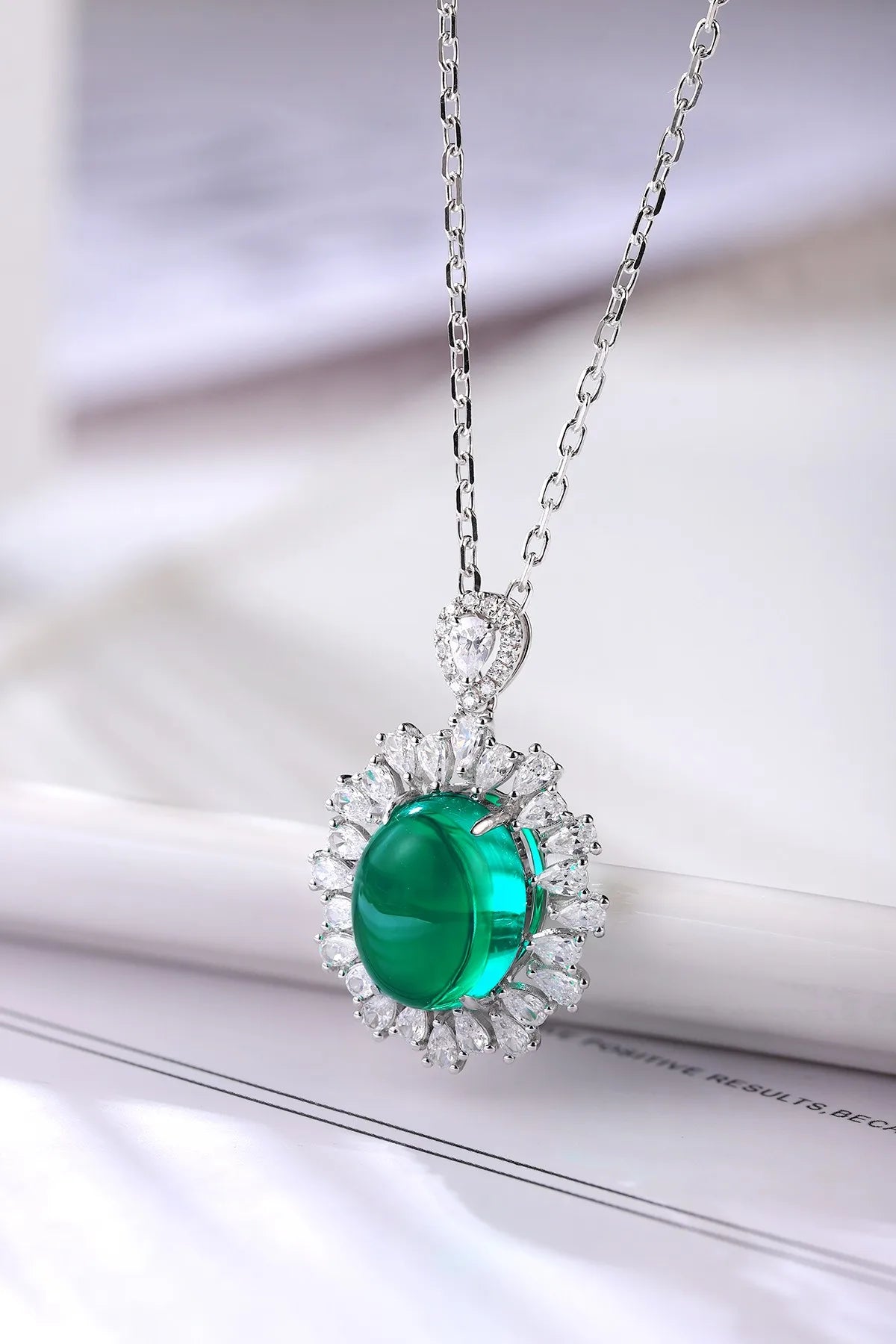 Gemfiori Anster 925 Sterling Silver High-quality Cultivated Emerald Necklace - Suitable for Parties or As a Gift