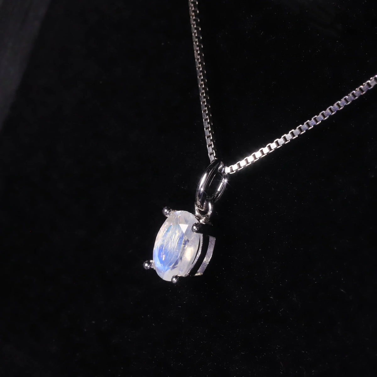 ArtistA O90B Abiding Classic Minimalist Oval 5X7MM Natural Faceted Gemstone Rainbow Moonstone 925 Silver Solitaire Pendant Necklaces