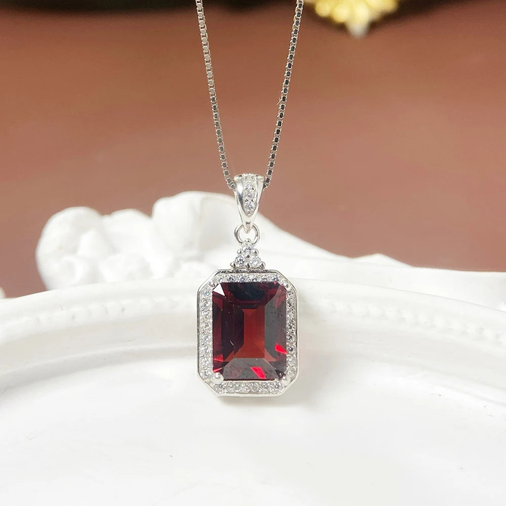 Gioiellieri Natural Garnet Pendant Necklace 925 Sterling Silver Rhodium Plated Luxury Women's Third Party Certified Yashiman Claw Setting