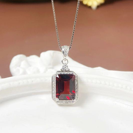 Gioiellieri Natural Garnet Pendant Necklace 925 Sterling Silver Rhodium Plated Luxury Women's Third Party Certified Yashiman Claw Setting