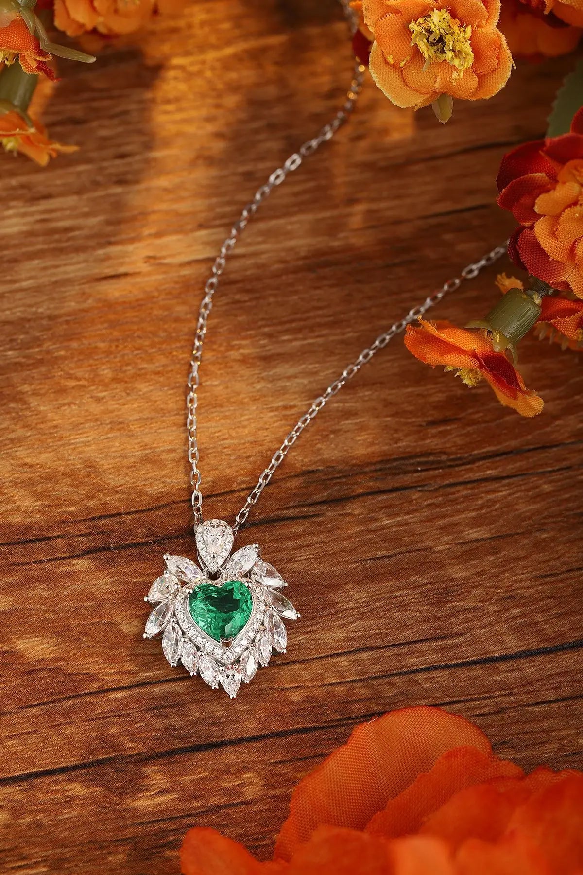 Gemfiori Anster 925 Sterling Silver High-quality Cultivation Lab Grown Emerald Necklace - Suitable for Parties or As a Gift
