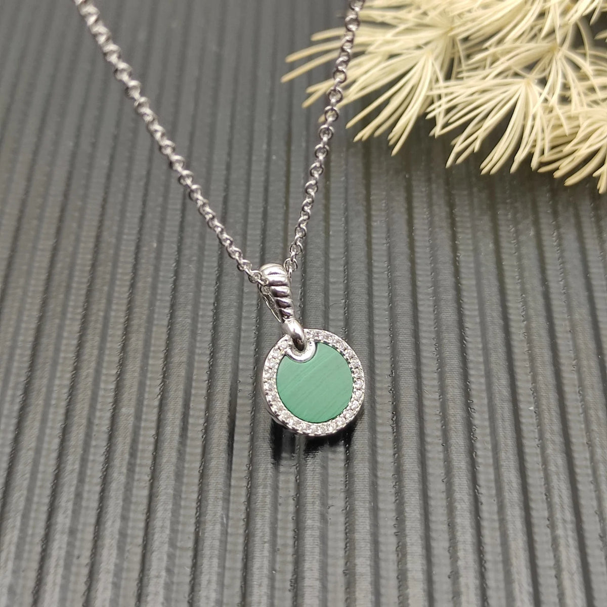 FASHIONISTA DY High-Quality Silver-Plated 17.8mm Round Diamond Necklace. Gold-Plated Colored Gemstone Necklace. Jewelry .