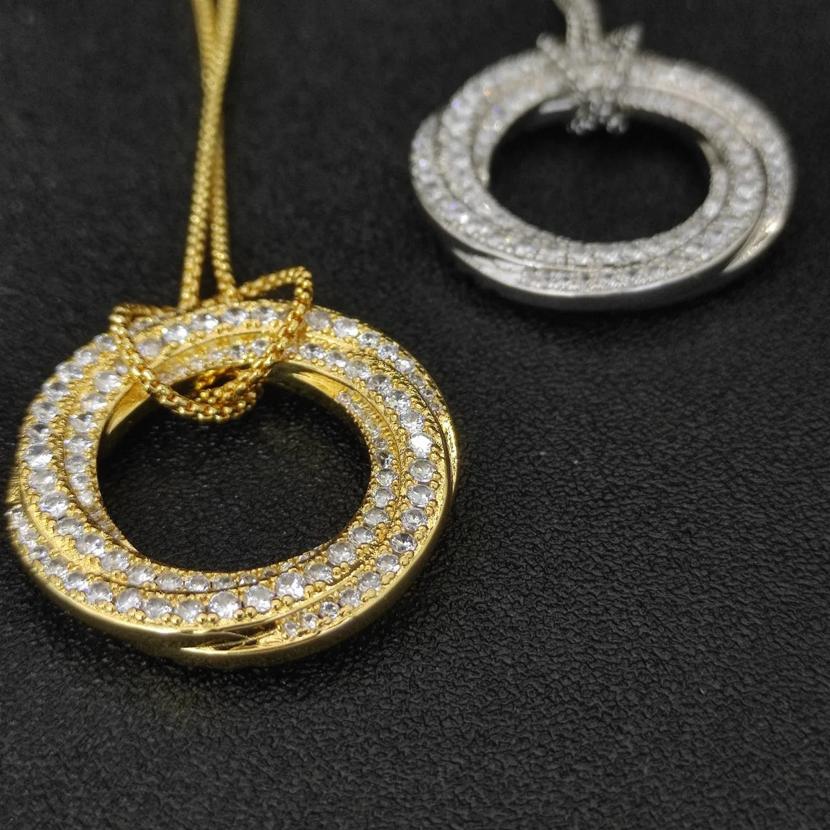 FASHIONISTA DY High-Quality Silver-Plated Diamond-Set 30mm Round Necklace, Gold-Plated Round Necklace. Jewelry .