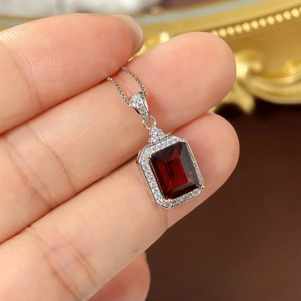 Gioiellieri Natural Garnet Pendant Necklace 925 Sterling Silver Rhodium Plated Luxury Women's Third Party Certified Yashiman Claw Setting
