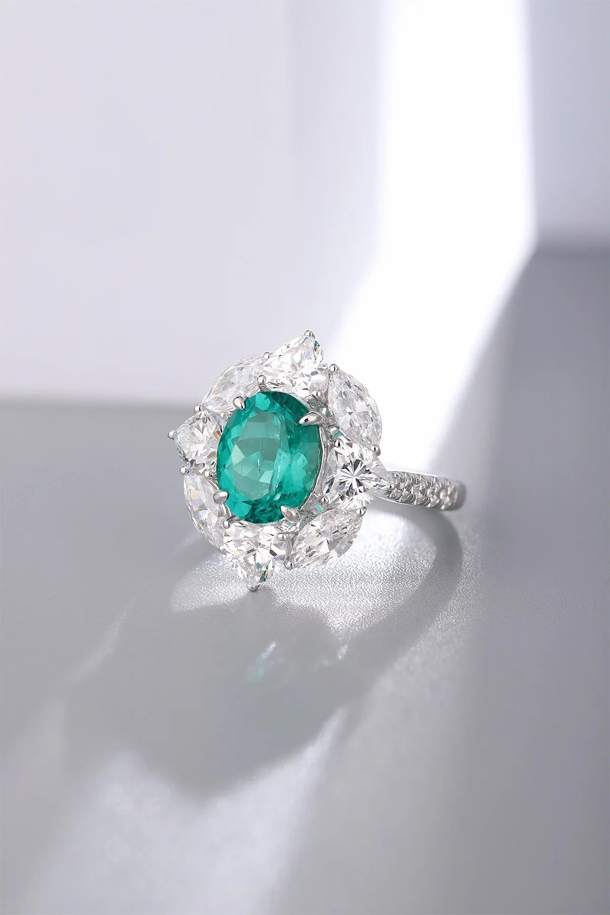 Gemfiori Jewelry Trendy High Quality S925 Silver Cultivated Emerald Ring Unisex Engagement Ring for Wedding Party or Gift
