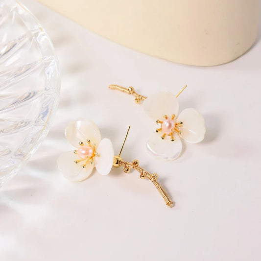 Natural Freshwater Pearl Fritillaria Flower Earrings Korean Style Women Luxury Jewelry Fashion Ladies and Girls Gift  GE1519