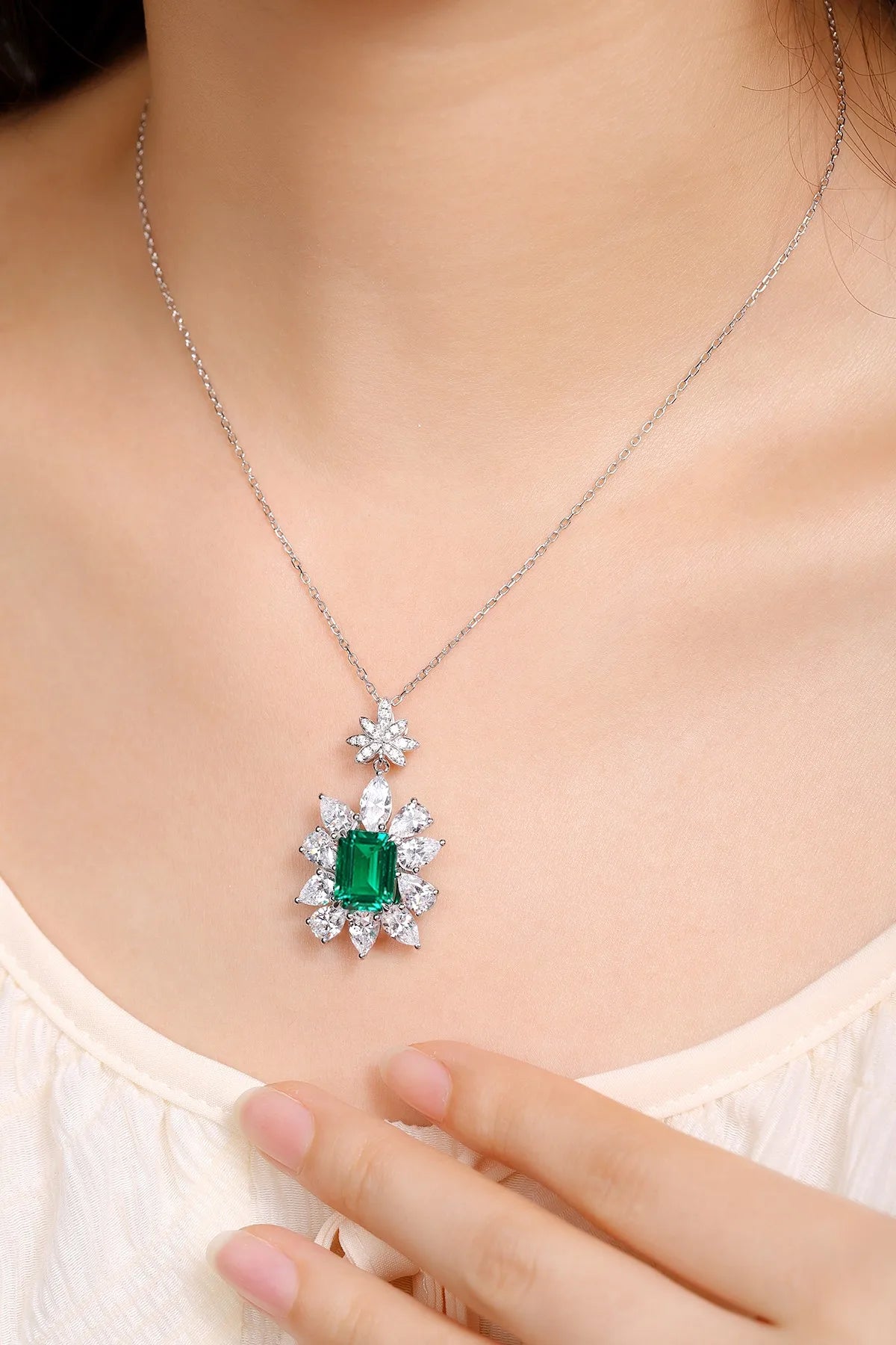 Gemfiori Anster 925 Sterling Silver High-quality Cultivated Emerald Necklace - Suitable for Parties or As a Gift