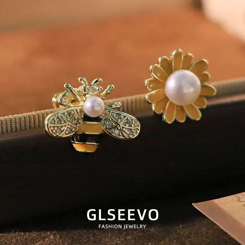 Asymmetric Bee Flower Natural Freshwater Pearl Stud Earrings 18K Gold Plated Pierced Fashion Earrings Jewellery Woman GE1746