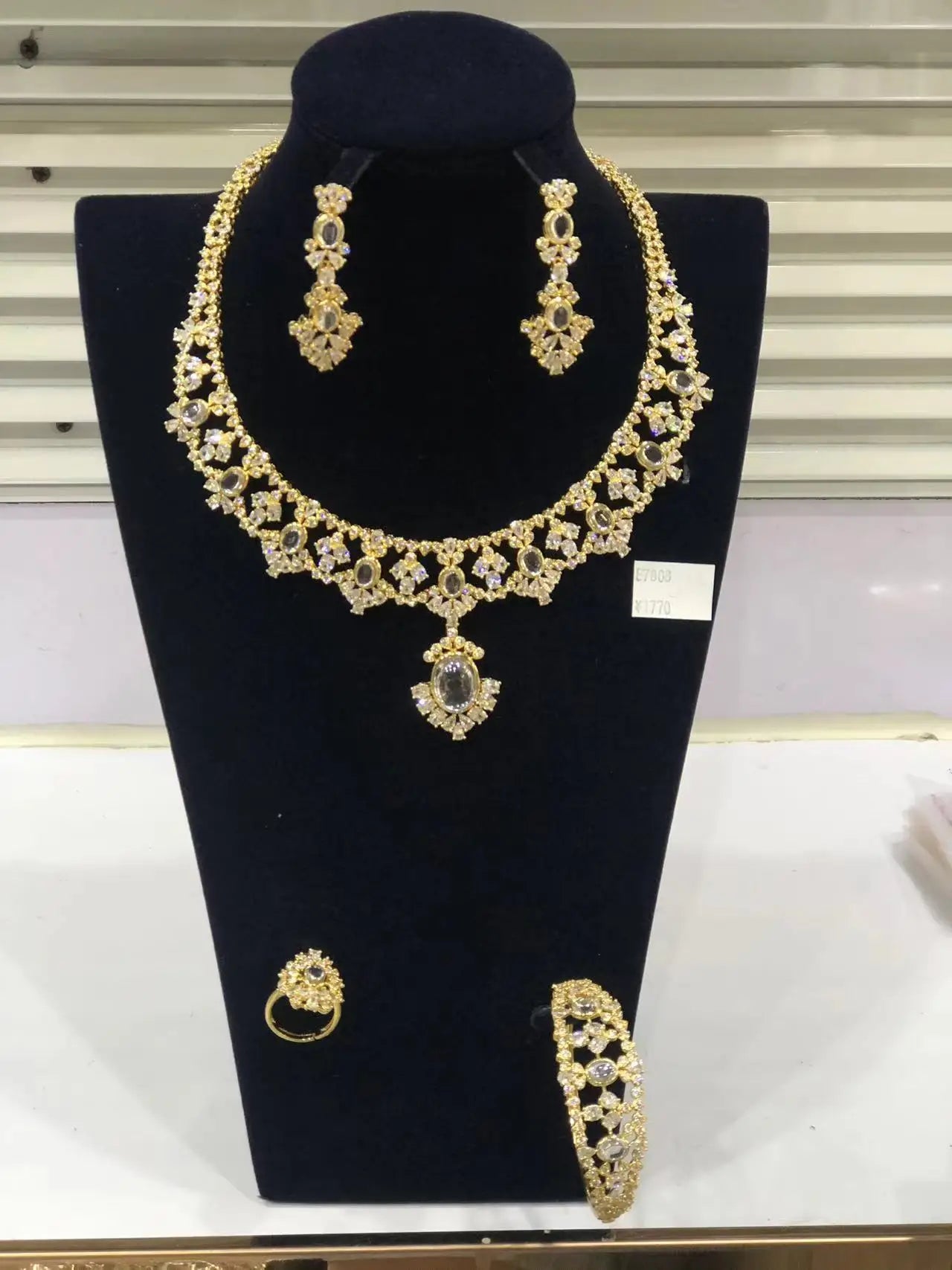 Zhuerrui Luxury Cubic Zirconia Jewelry Sets 5A Top Diamond Electroplated 4 Layers Thickened Gold Pebbles Jewelry Set HZ23072191