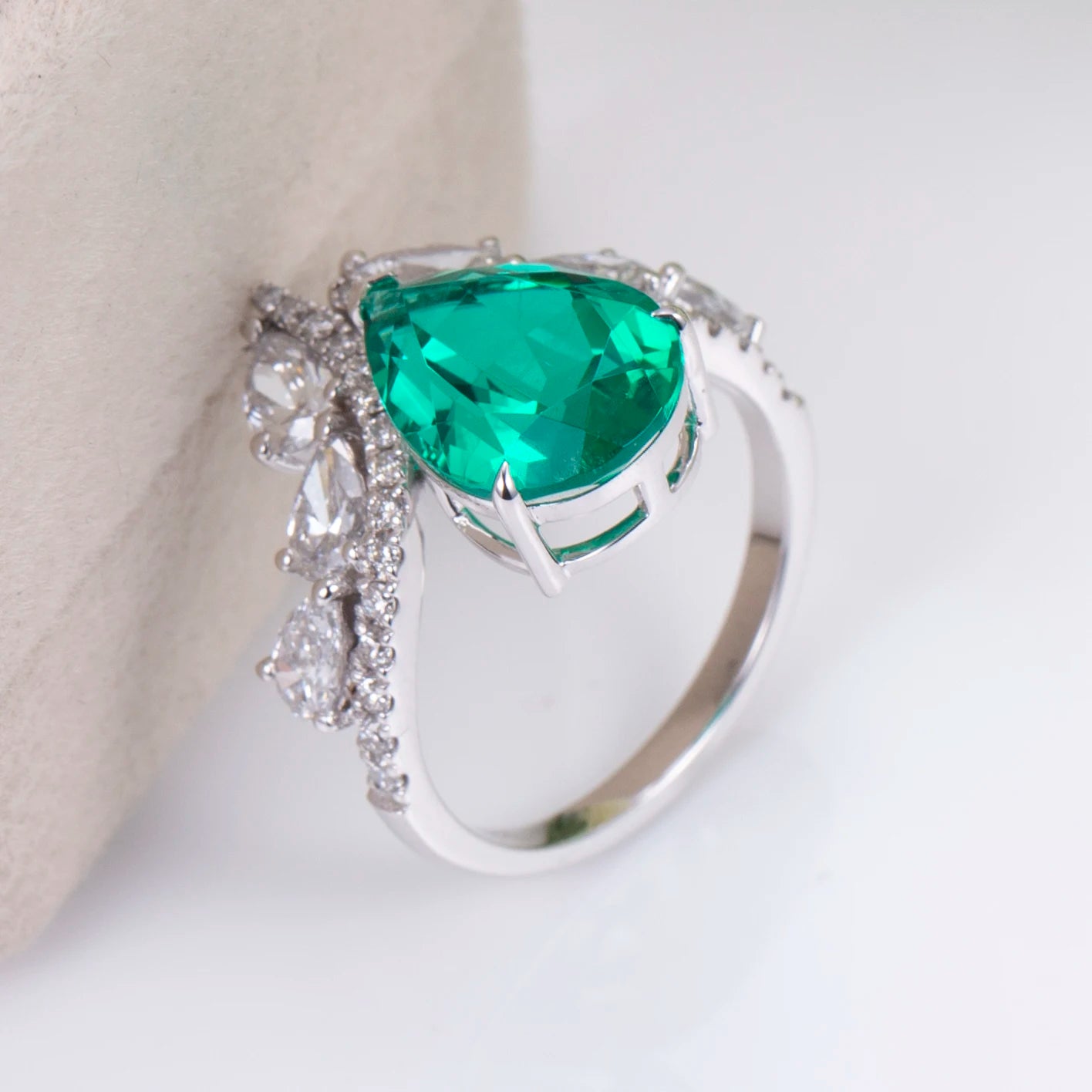 Messi Jewelry  MSR-1093 18K Lab Grown Emerald Ring Elegant Luxury Pear Cut Ring Engagement Wedding Band Classic  Gift Band