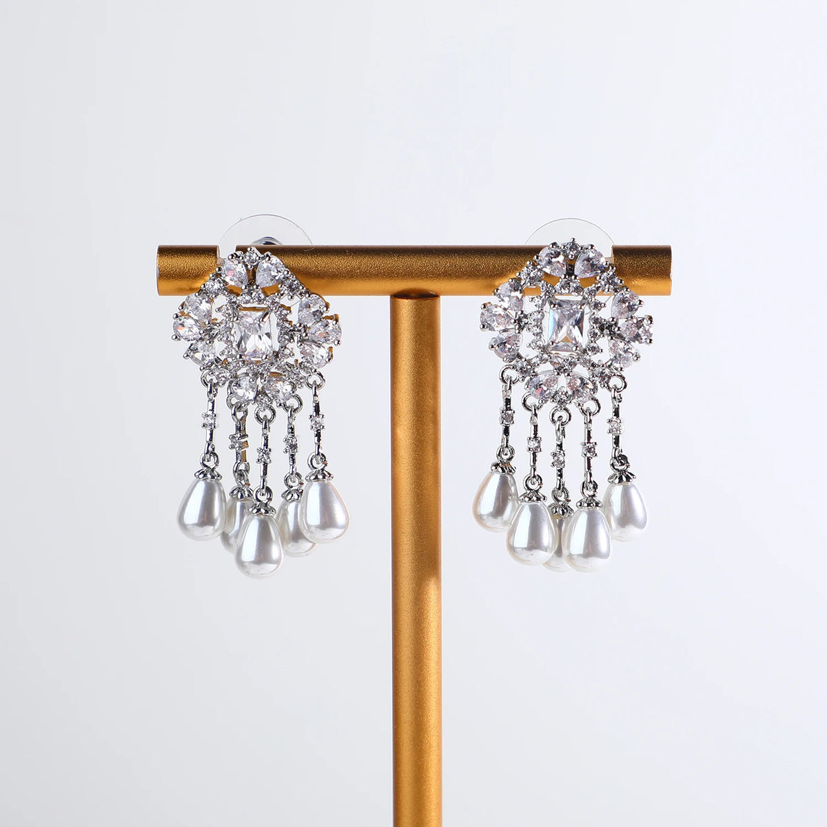 Luxury Bling Flower Shaped Pearl Drop Earrings for Women Trendy Designer Earrings with Zircon and Brass Material