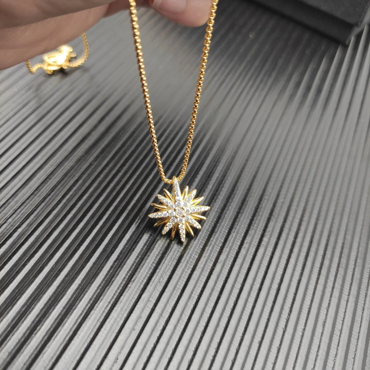 FASHIONISTA DY High-Quality Silver-Plated 19mm Sunflower Diamond Necklace. Gold-Plated Diamond Necklace. Jewelry .