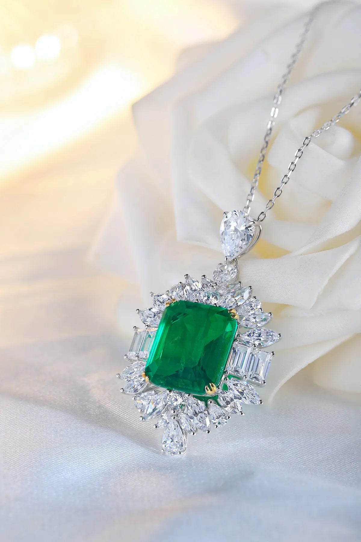 Gemfiori Anster 925 Sterling Silver High-quality Cultivated Emerald Necklace - Suitable for Parties or As a Gift