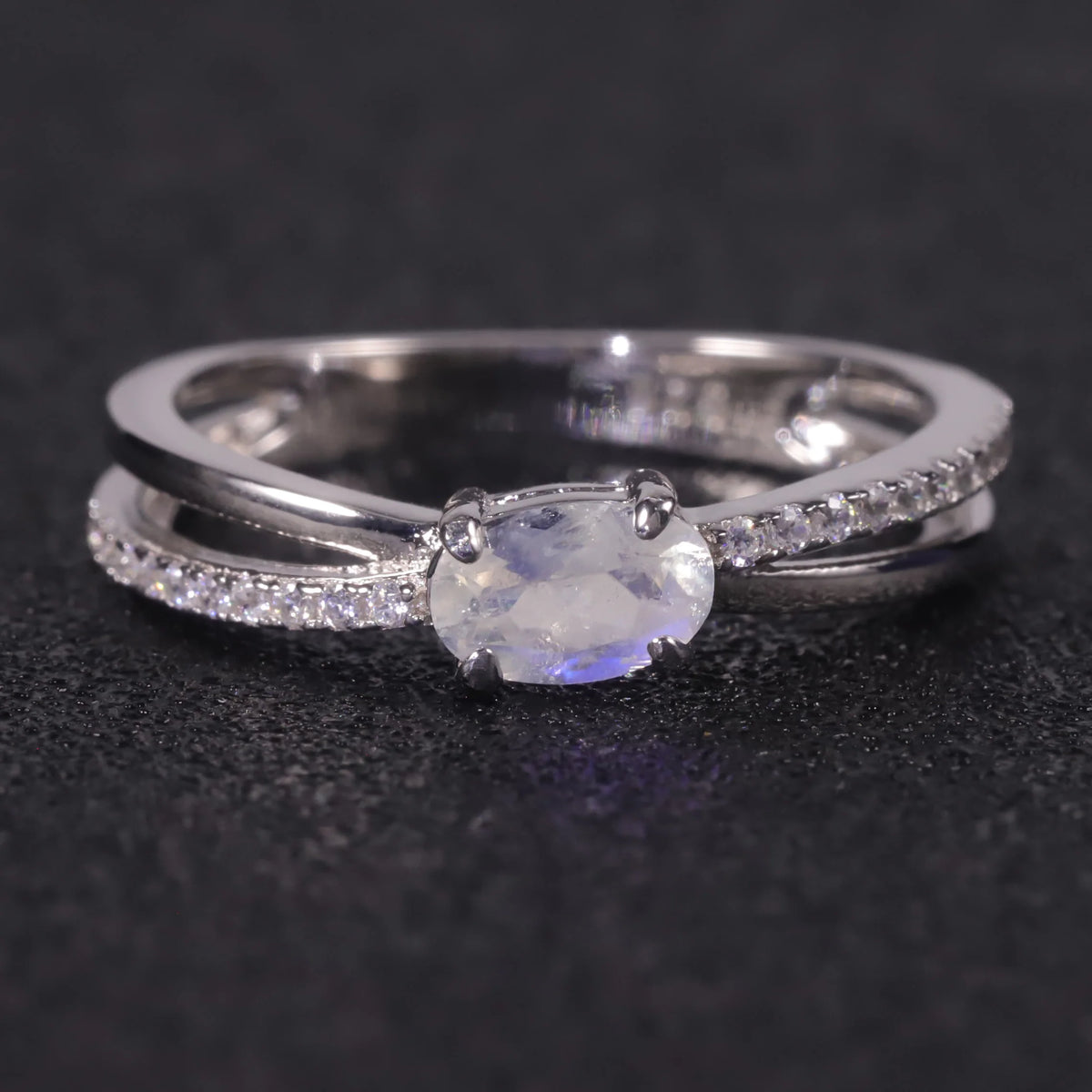 ArtistA Abiding Unique Design Exquisite 925 Silver Inspired Faceted Natural Milky Blue Moonstone Cluster Halo Ring for Women Bijoux