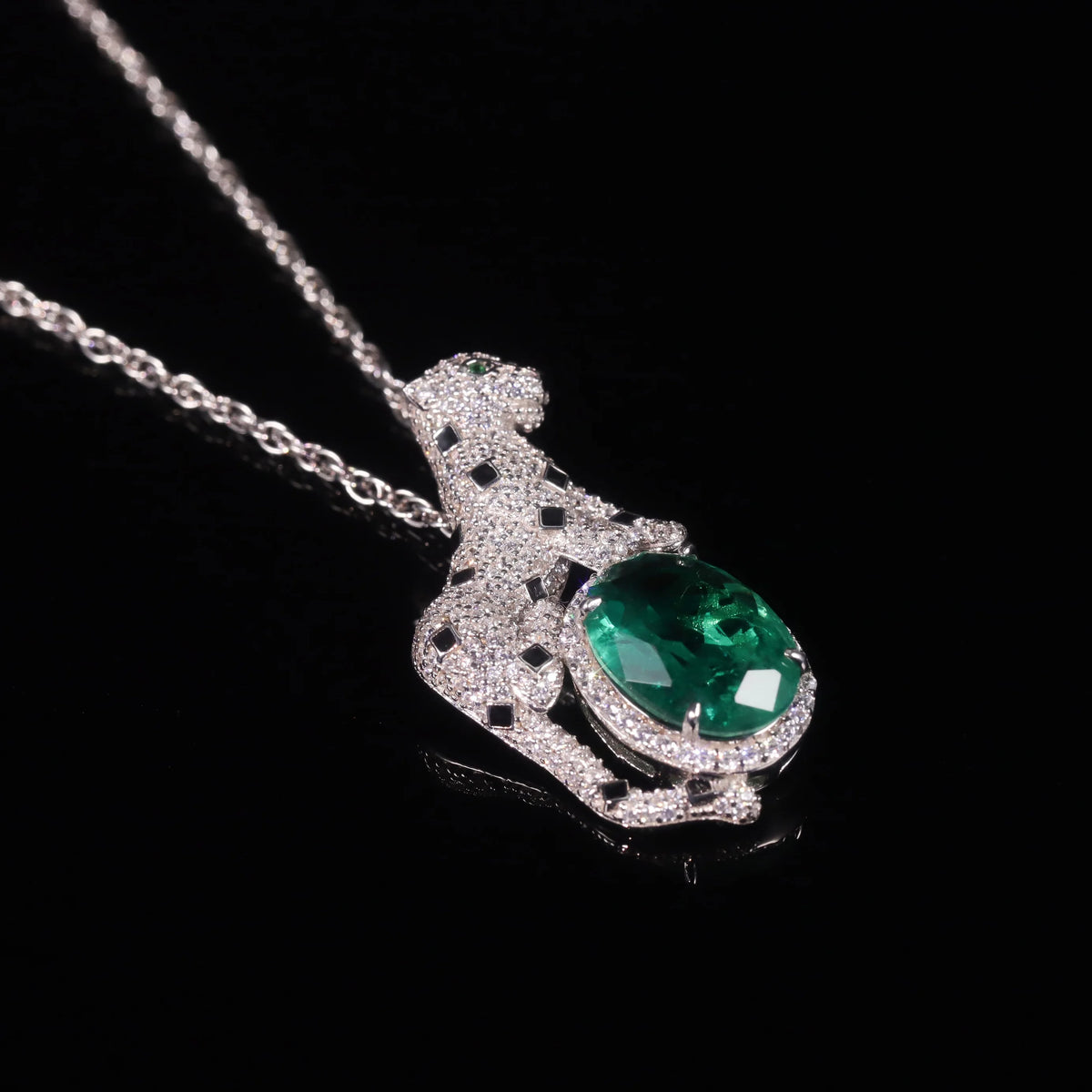 ArtistA Abiding High Quality Trendy Oval Cut 10x14MM Imitated Emerald White Cz Leopard Animal 925 Silver Pendant Necklace