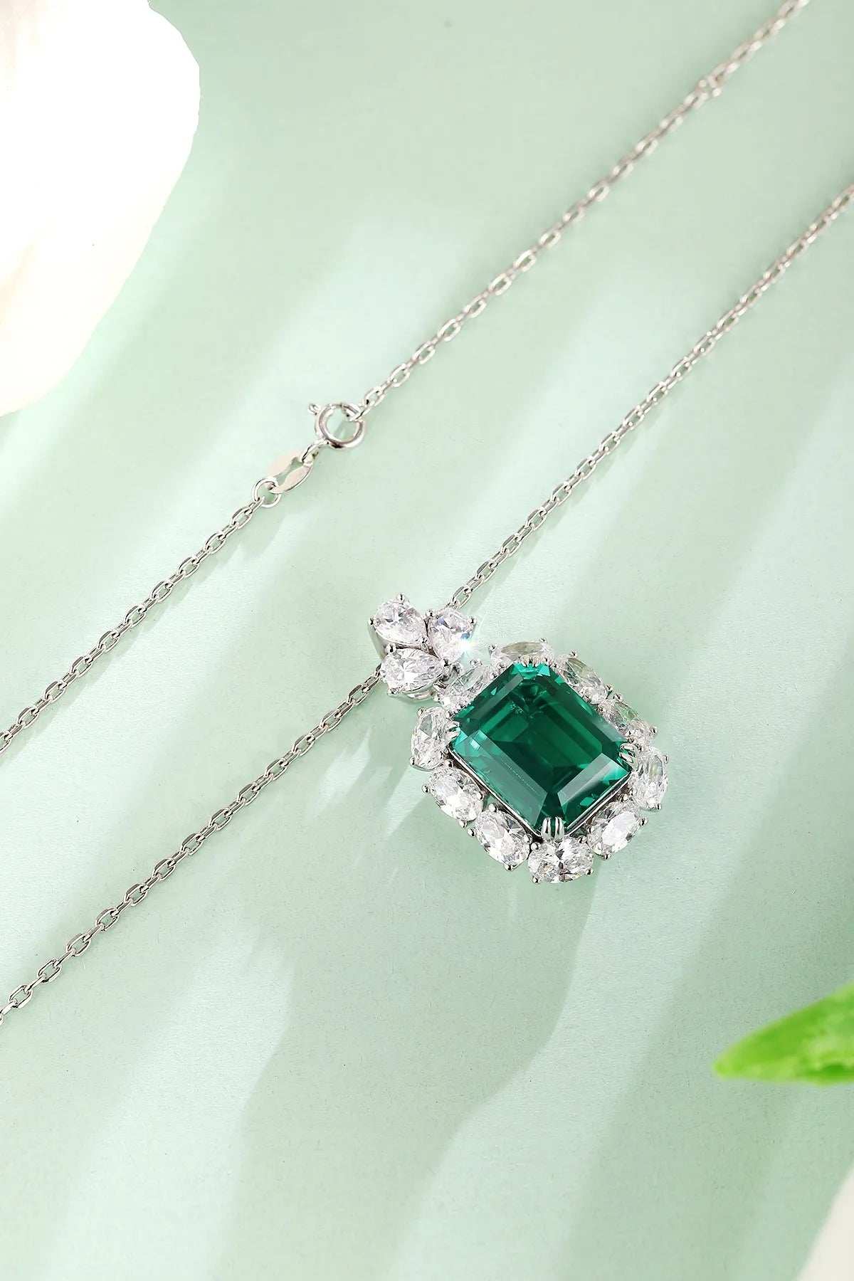 Gemfiori Anster 925 Sterling Silver High-quality Cultivated Emerald Necklace - Suitable for Parties or As a Gift