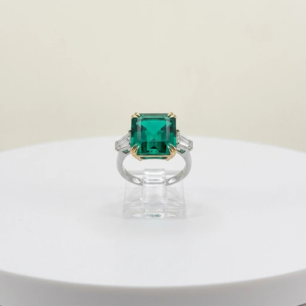 ArtistA HQ GEMS Side Stone Lab Diamond Octagon Shape 10 Carat Lab Grown Hydrothermal Emerald 18K White Gold Ring