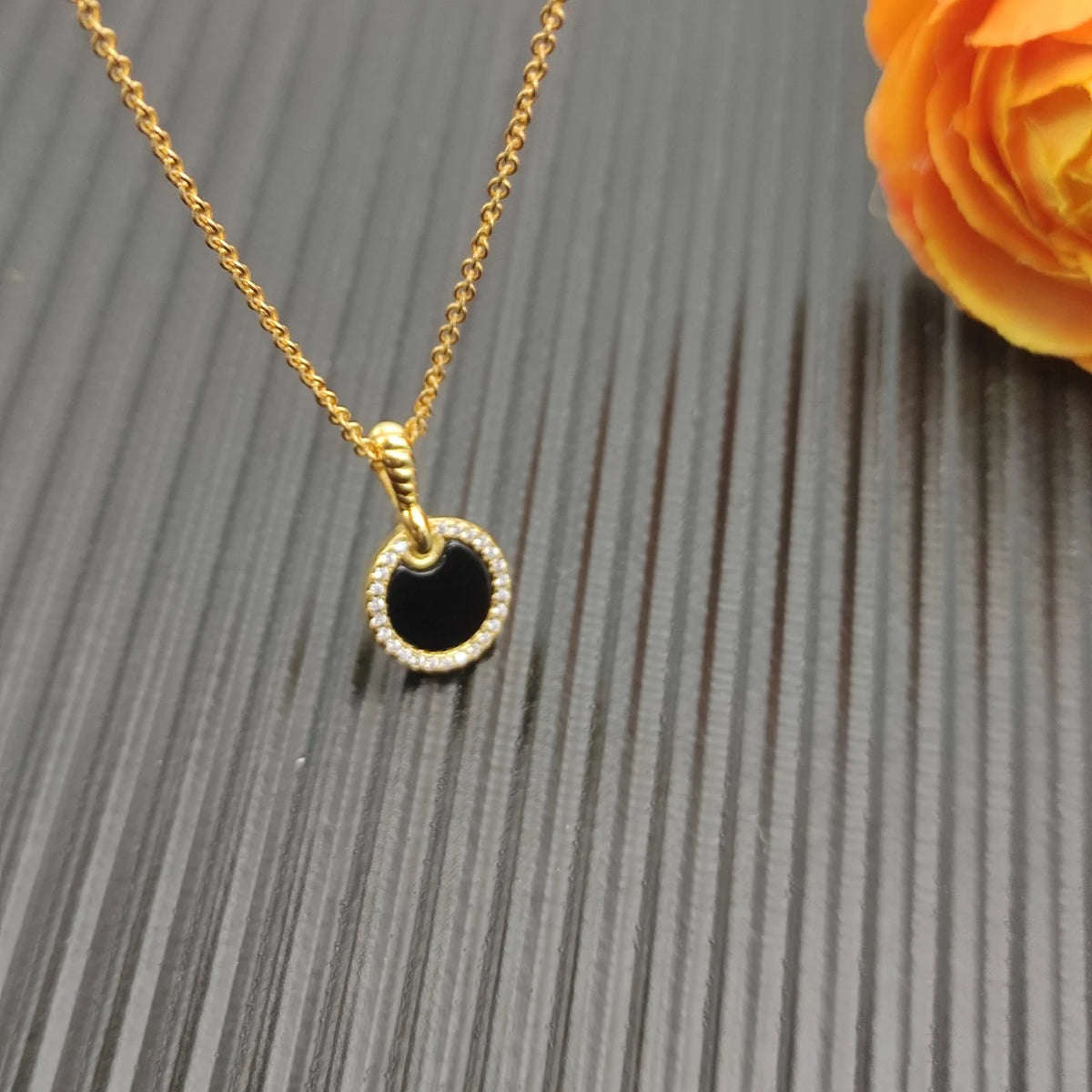 FASHIONISTA DY High-Quality Silver-Plated 17.8mm Round Diamond Necklace. Gold-Plated Colored Gemstone Necklace. Jewelry .