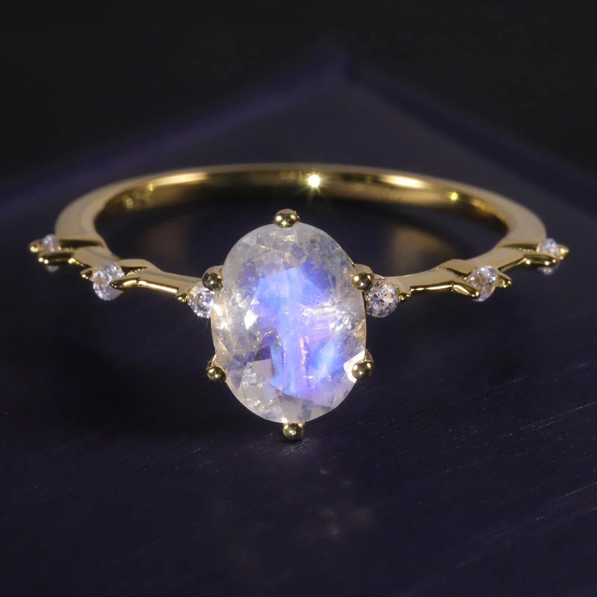ArtistA Abiding Unique Design Exquisite 925 Silver Inspired Faceted Natural Milky Blue Moonstone Cluster Halo Ring for Women Bijoux