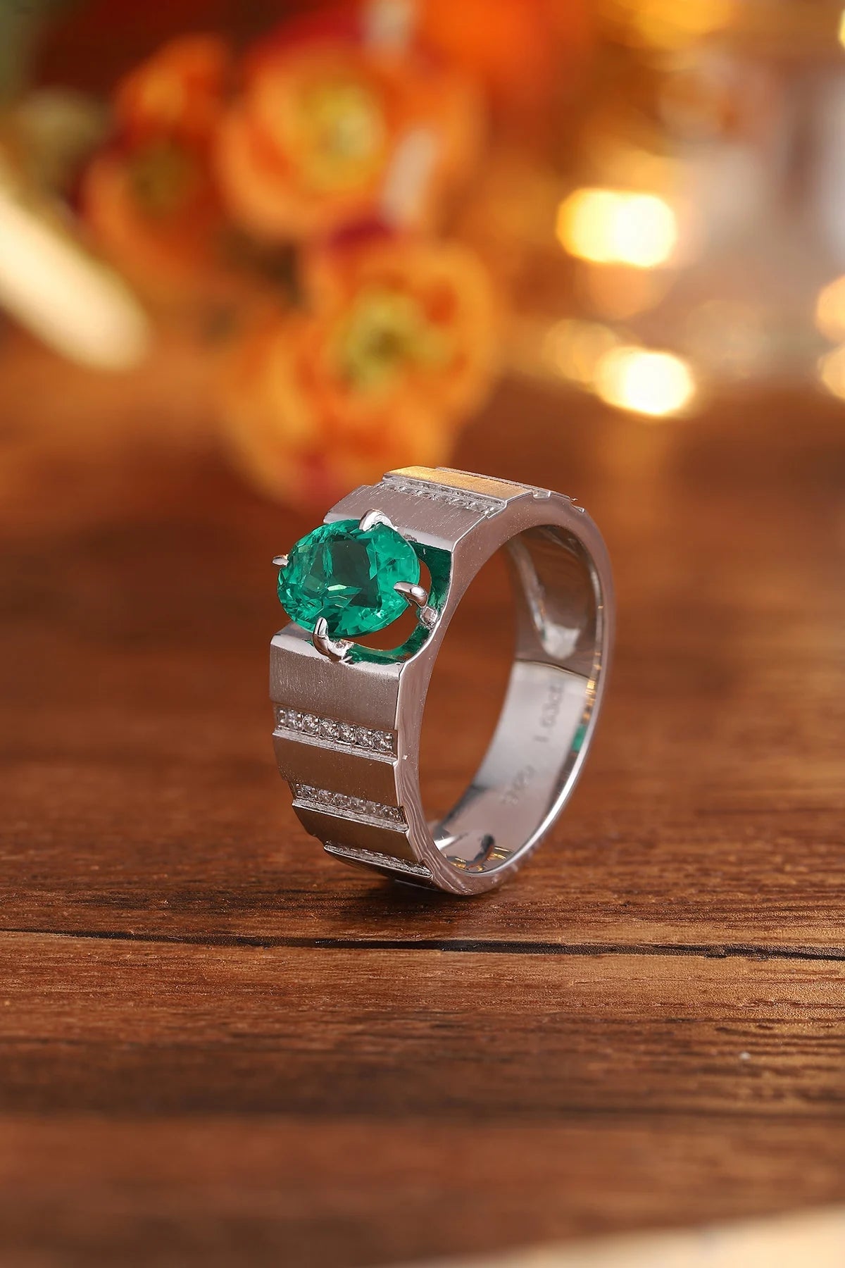 Gemfiori S925 Silver Cultivated Emerald Men's Ring Main Stone: 1.63CT Side Stones: 0.38CT Total Weight: 7G