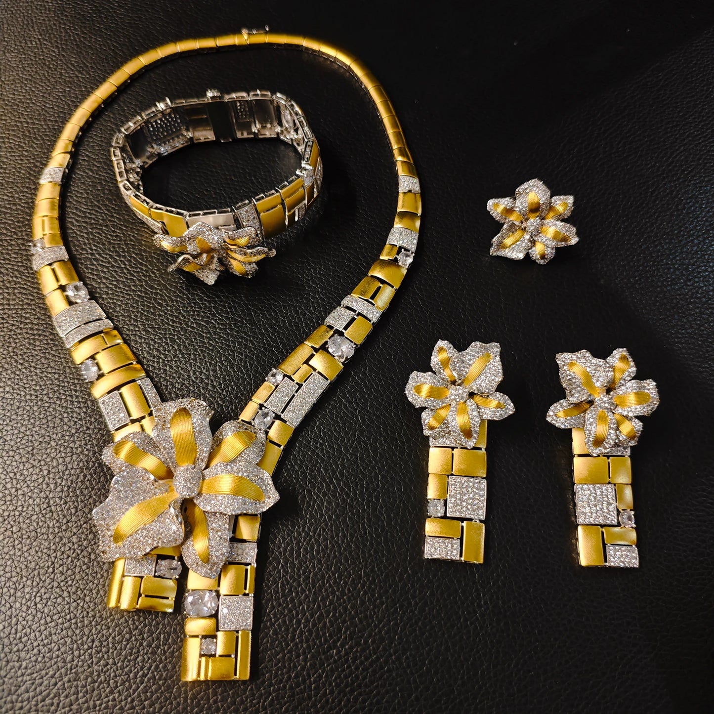 Zhuerrui Dubai High-end Series Jewelry Set Heavy Industry Gold-plated Honeycomb Chain Lotus Pendant Fashion AtmosphereHZ24009236