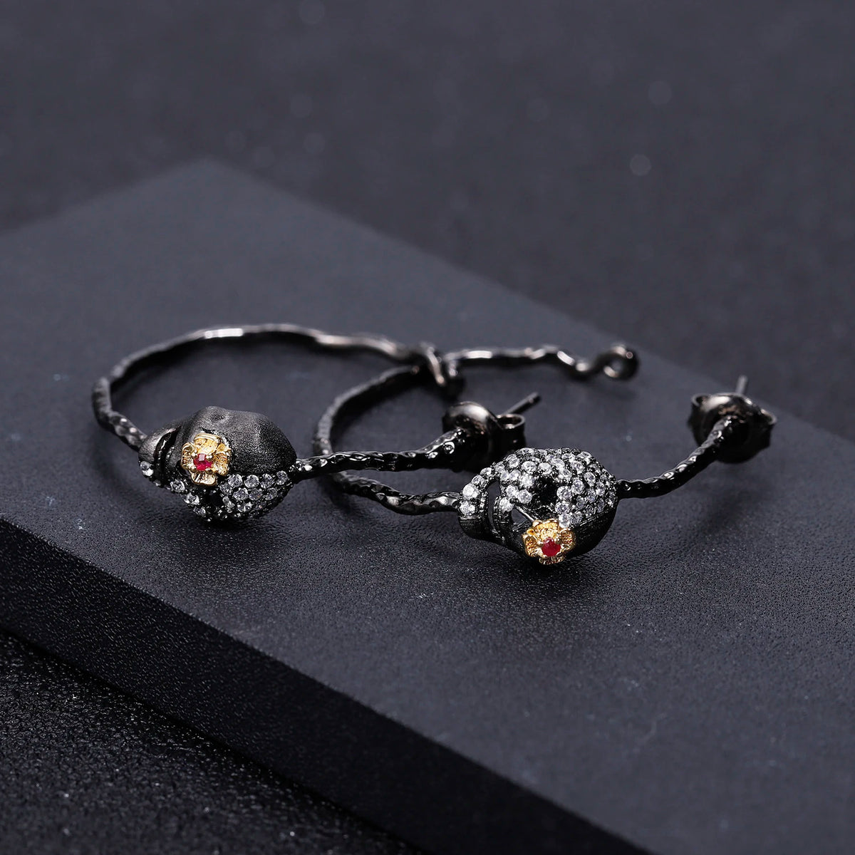 ArtistA Abiding Original Halloween Theme 925 Sterling Silver Synthetic Ruby Gemstone Black Skull Hoop Earrings for Halloween Gift