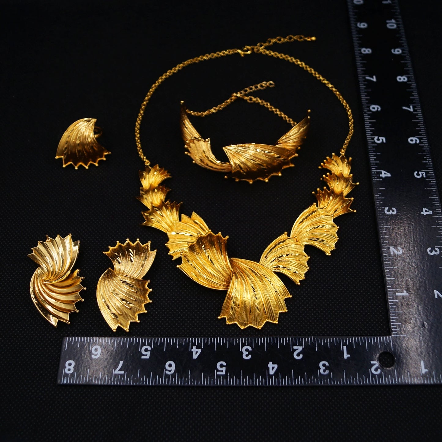 Zhuerrui New Fashion Dubai Accessories Set Trend Design 24K Gold Plated Bracelet Earrings Nigeria High-end Engagement RingHK0150