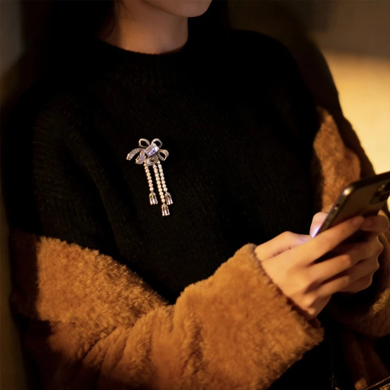Tassel Dangle Pearl Brooch 4-5mm Freshwater Bowknot Motif Zircon Inlaid Polished Metal Luxury Accessory Fashion Brooches