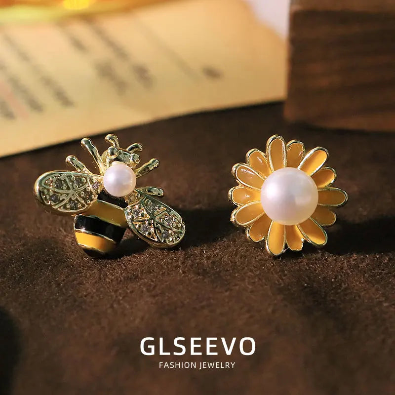Asymmetric Bee Flower Natural Freshwater Pearl Stud Earrings 18K Gold Plated Pierced Fashion Earrings Jewellery Woman GE1746