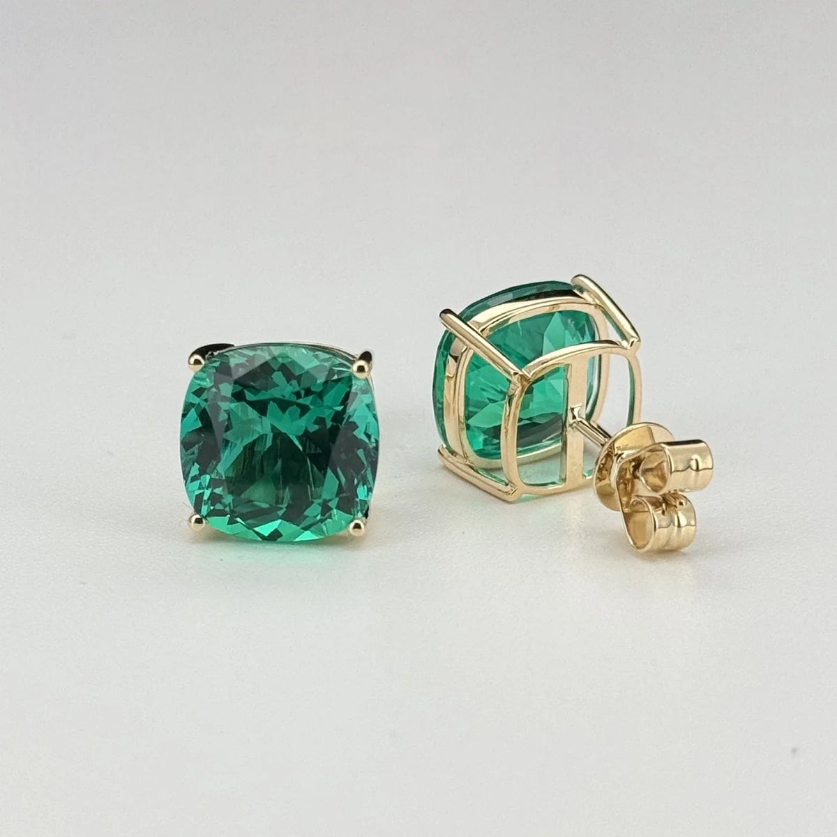 ArtistA Customized 18K Yellow Gold Hydrothermal Lab Green Emerald Cushion Shape 11x11mm 5 Carat Gemstone Stud Earrings