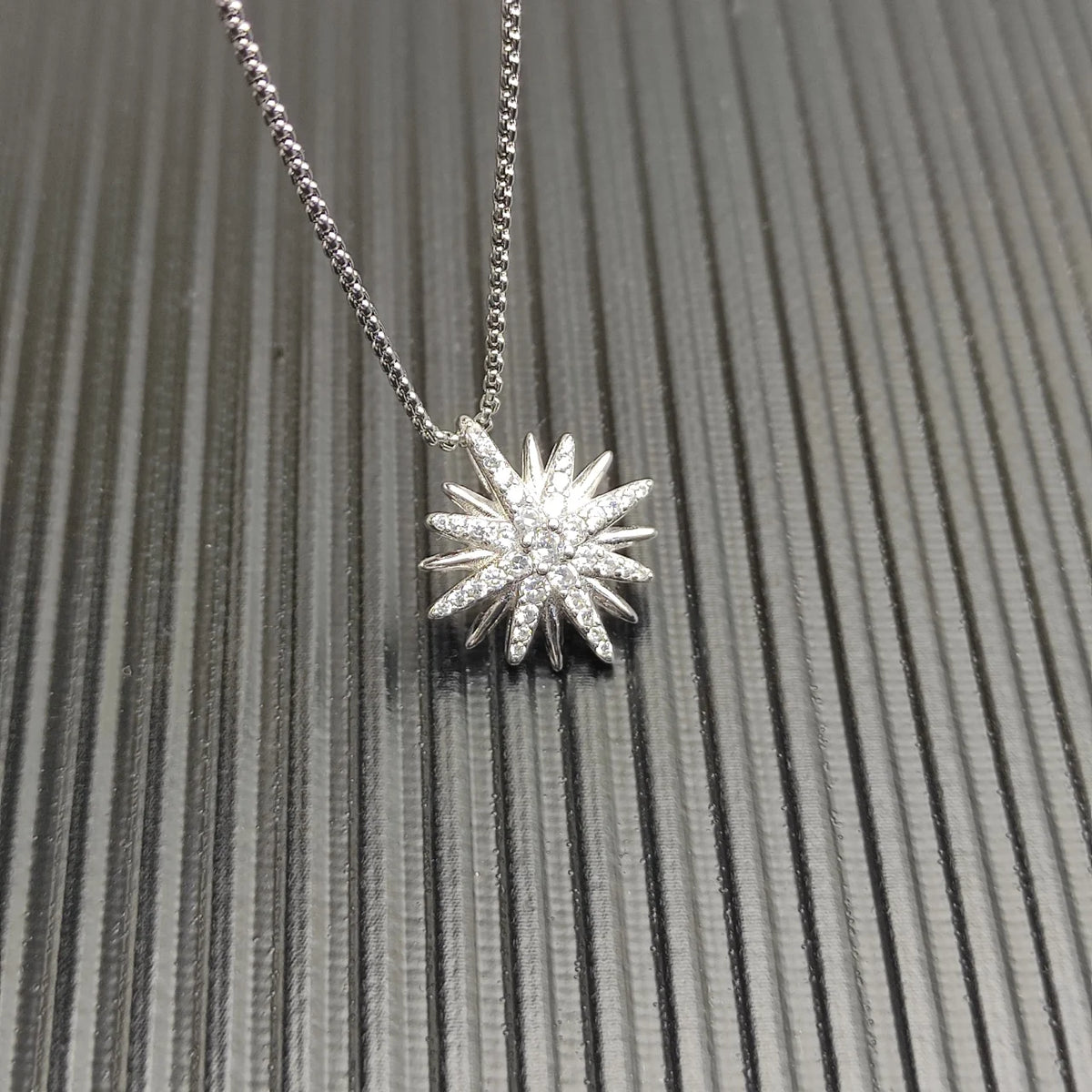 FASHIONISTA DY High-Quality Silver-Plated 19mm Sunflower Diamond Necklace. Gold-Plated Diamond Necklace. Jewelry .