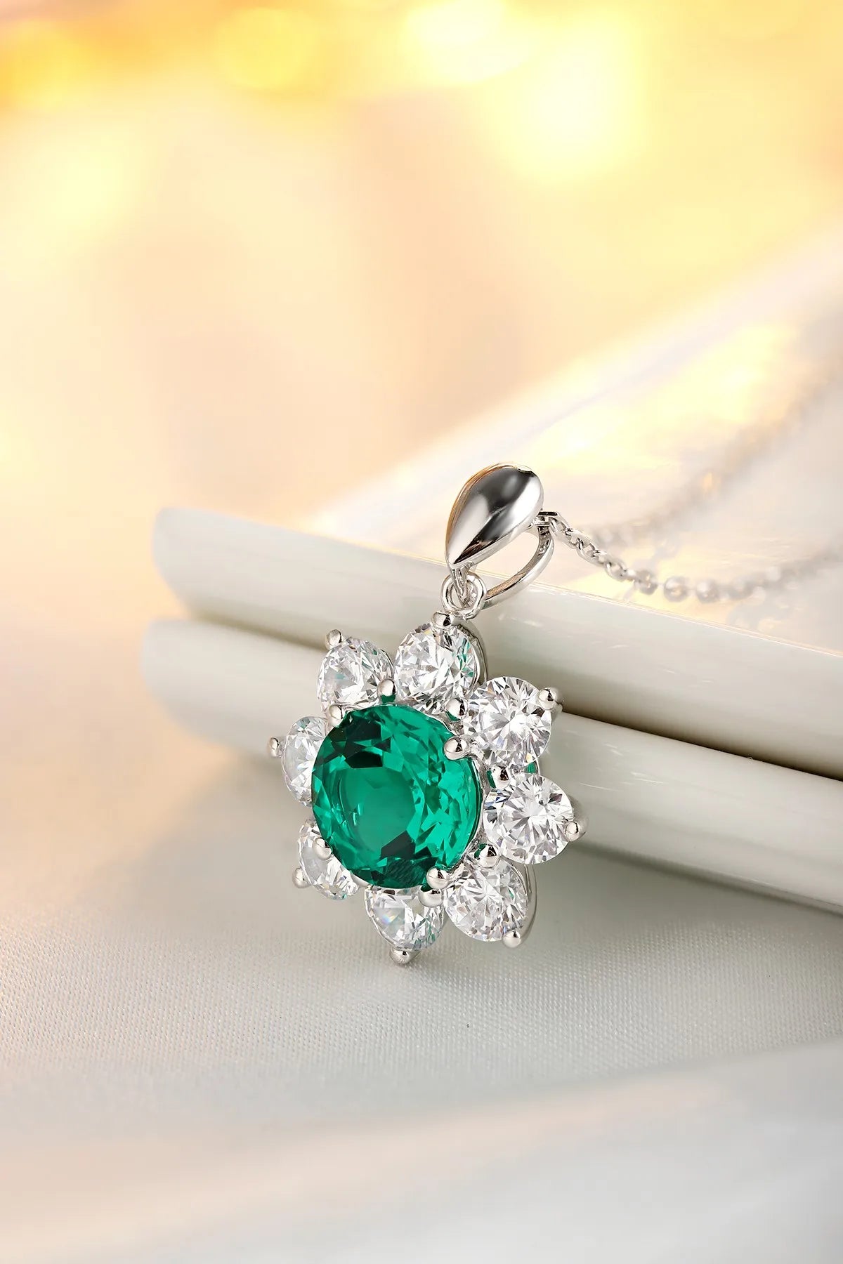 Gemfiori Anster 925 Sterling Silver High-quality Cultivated Emerald Necklace - Suitable for Parties or As a Gift