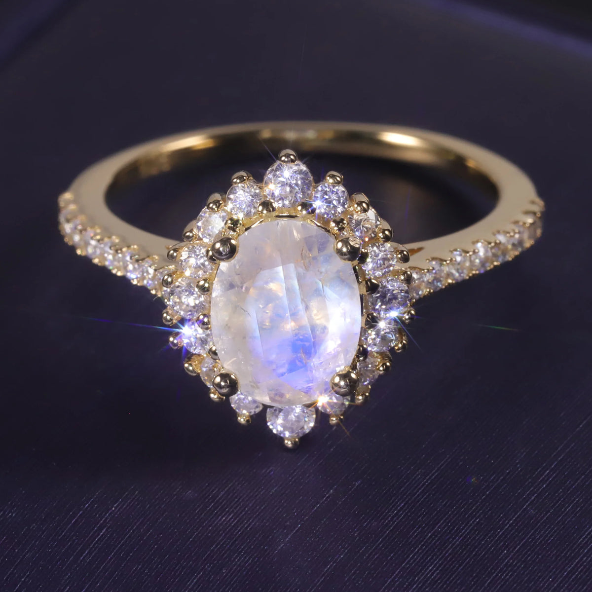 ArtistA Abiding Unique Design Exquisite 925 Silver Inspired Faceted Natural Milky Blue Moonstone Cluster Halo Ring for Women Bijoux