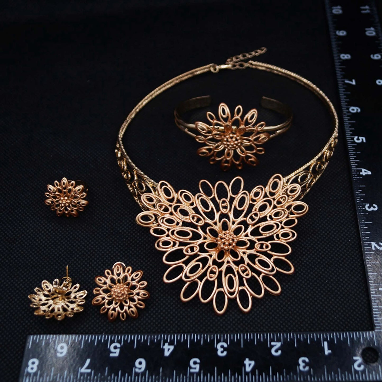Zhuerrui High-end Accessories Gold Jewelry Sets Cheap Hollow Out Necklace Jewelry Set Beautiful Valentine's Day Gifts HC23247