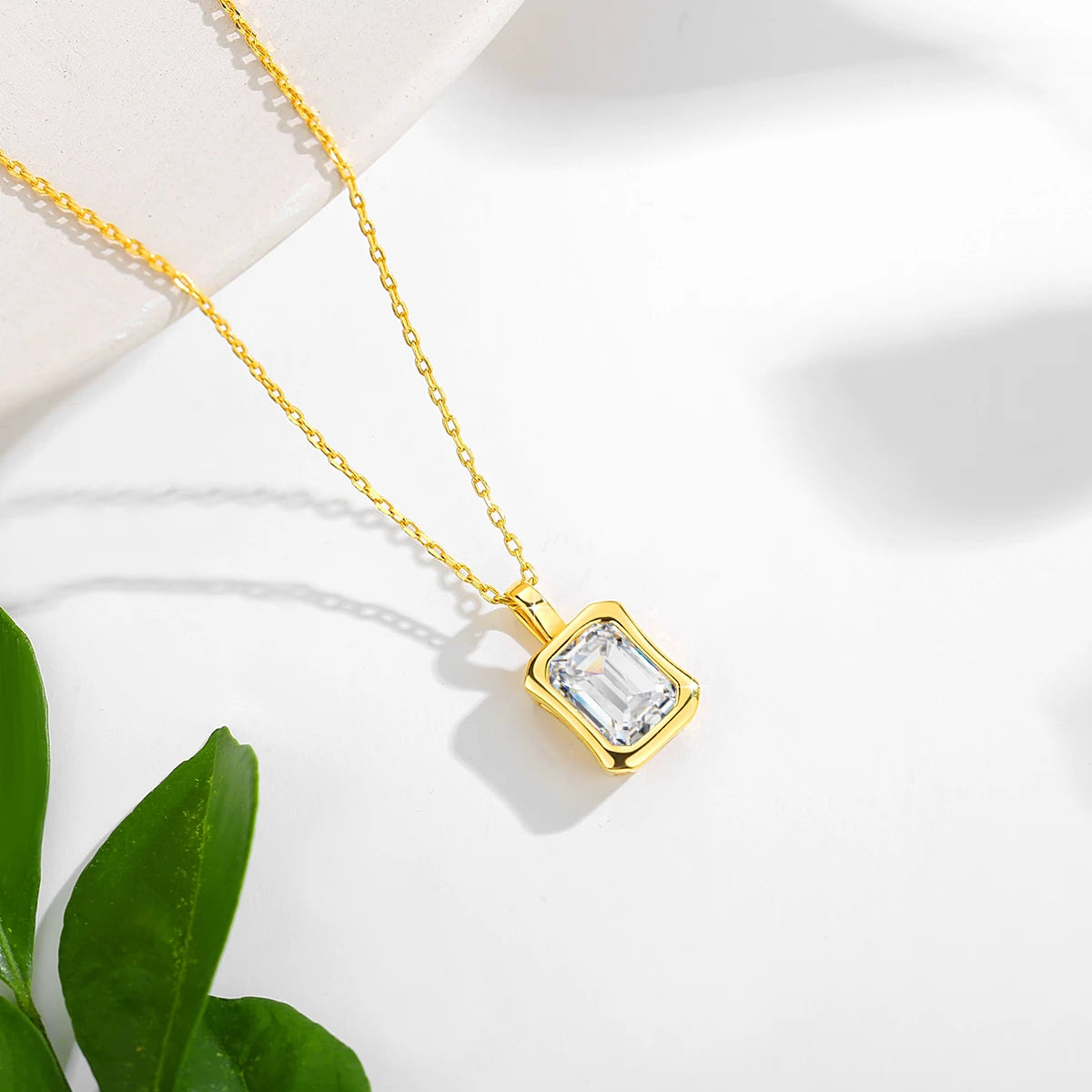 Gioiellieri Luxury Jewelry Manufacturer Gold Bezel Set Woman Gift New Year 21 Carat Emerald Hard Hollow 14K Gold Pendant Necklace