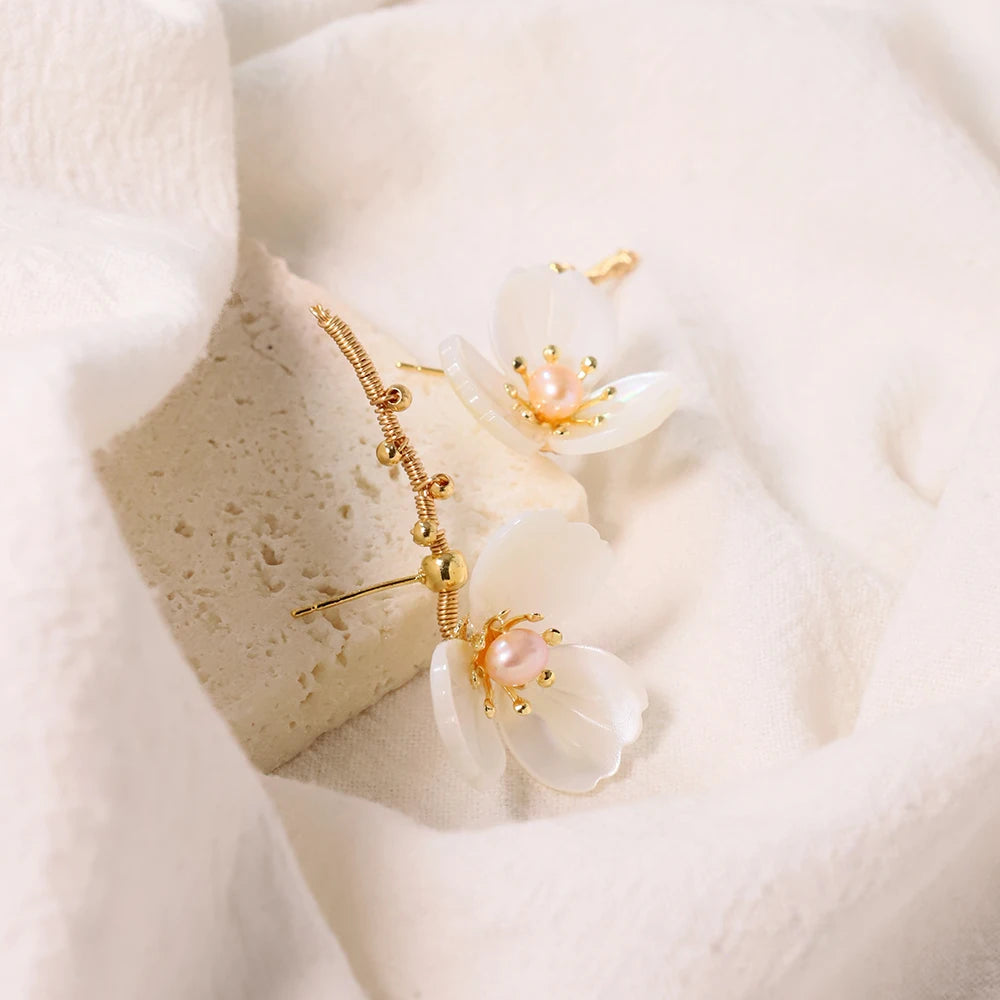 Natural Freshwater Pearl Fritillaria Flower Earrings Korean Style Women Luxury Jewelry Fashion Ladies and Girls Gift  GE1519
